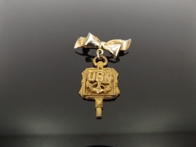 lot 73 image: Vintage .925 Sterling Silver United States Navy Mothers Brooch