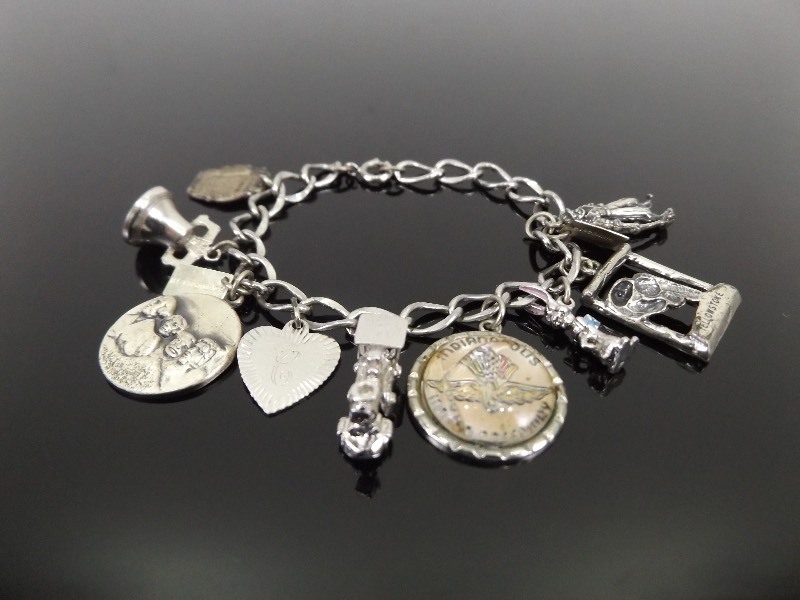 lot 77 image: Vintage .925 Sterling Silver 9 Charm 7 Bracelet