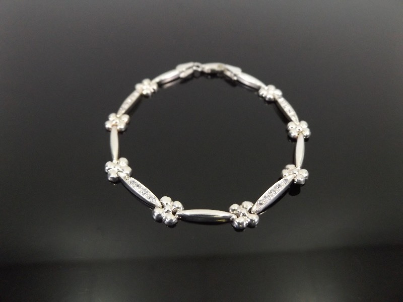 lot 81 image: .925 Sterling Silver 7.5 Crystal and Flower Bracelet