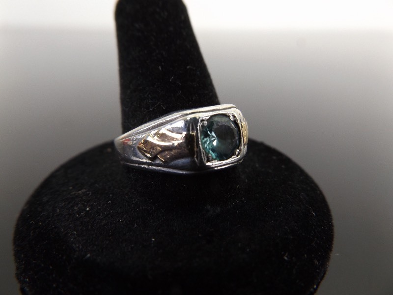 lot 86 image: Vintage .925 Sterling Silver Gold Shouldered Faceted Blue Topaz Ring Sz 9