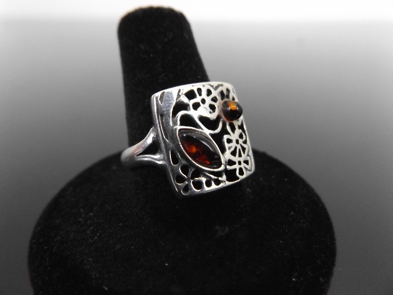 lot 90 image: Vintage .925 Sterling Silver Amber Stoned Ring Sz 8