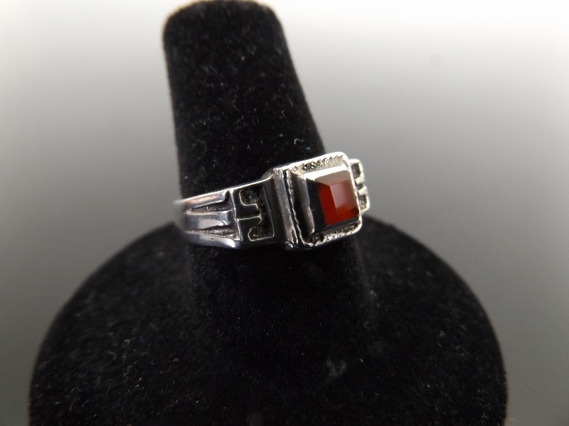 lot 91 image: Vintage .925 Sterling Silver Red Garnet Ring Sz 6.75
