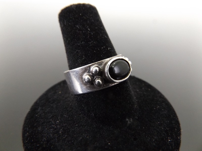 lot 92 image: Vintage .925 Sterling Silver Black Onyx Ring Sz 7.5