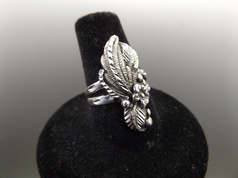 lot 93 image: Vintage .925 Sterling Silver Floral Bouquet Ring Sz 7