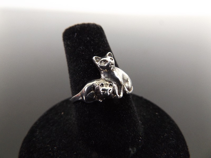 lot 95 image: .925 Sterling Silver Mother Cat and Kitten Ring Sz 6.75