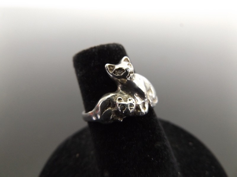 lot 96 image: .925 Sterling Silver Mother Cat and Kitten Ring Sz 4.75