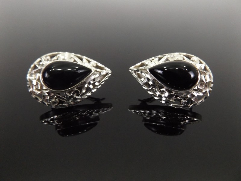 lot 97 image: Vintage .925 Sterling Silver Black Onyx&nbspCabochon Clip on Earrings
