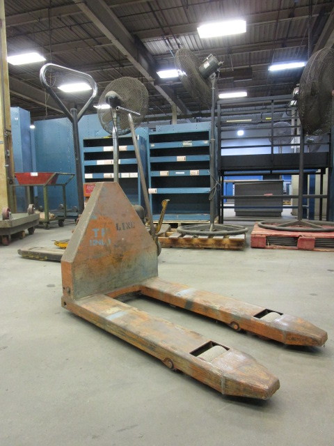 lot 2 image: PALLET JACK