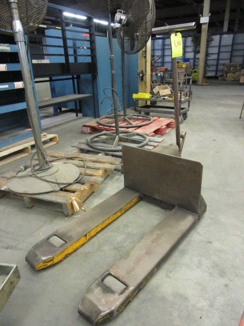 lot 3 image: PALLET JACK