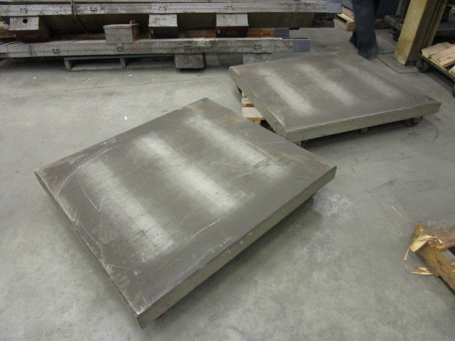lot 4 image: STEEL TOP FLOORMACHINE DOLLIES