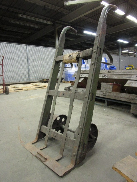 lot 8 image: VINTAGE HAND TRUCK