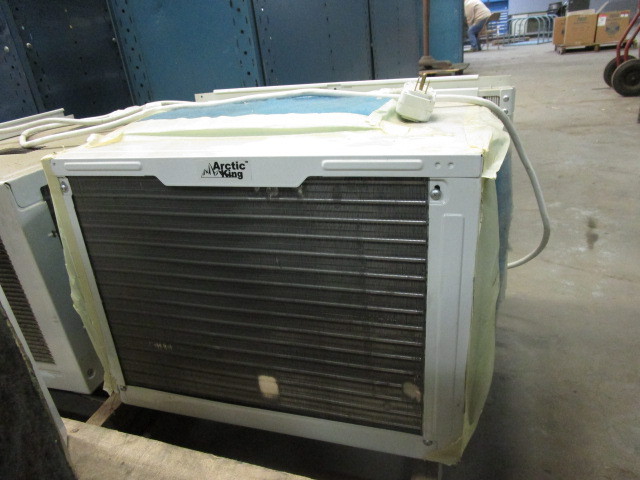 lot 18 image: WINDOW STYLE AIR CONDITIONER