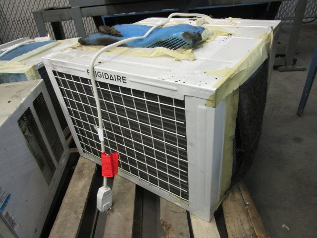 lot 19 image: WINDOW AIR CONDITIONER