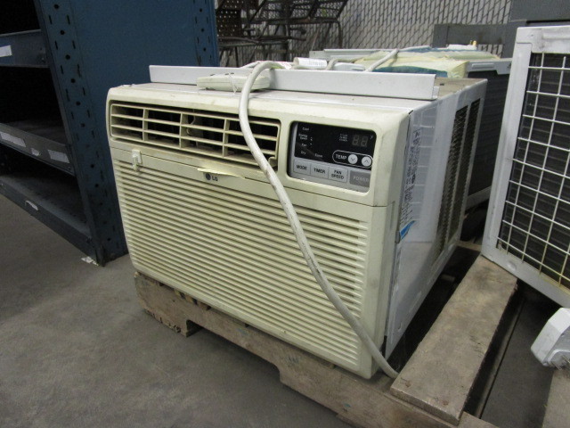 lot 20 image: WINDOW AIR CONDITIONER