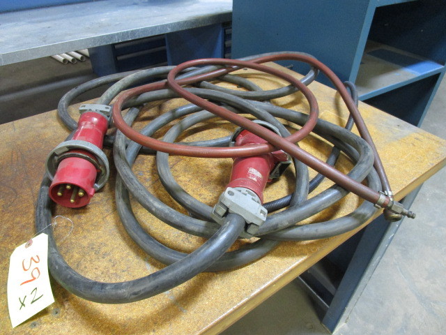 lot 39 image: HUBBELL EXTENSION CORDS WITH SPECIALTY CONNECTORS