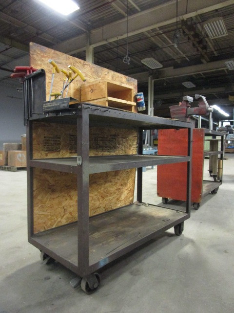lot 65 image: ROLLING WORKSTATION WITH VISE AND TOOLS