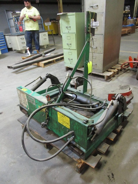 lot 83 image: FORK LIFT POWERED DRUM GRIP