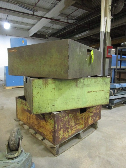 lot 85 image: SKID SIZE STEEL BINS