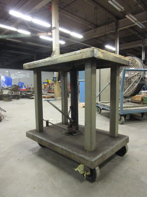 lot 88 image: PORTABLE LIFT TABLE