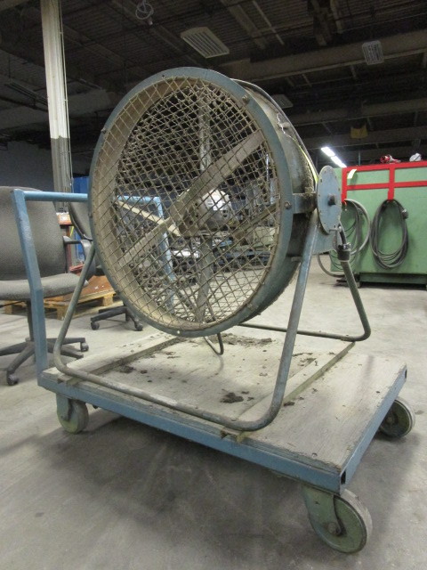 lot 122 image: LARGE INDUSTRIAL FAN