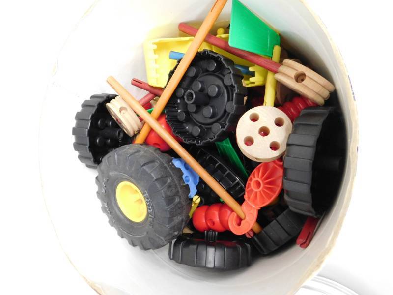 lot 48 image: Large Barrel of Tinker Toys