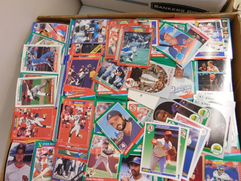 lot 65 image: Large Lot of Sports Cards