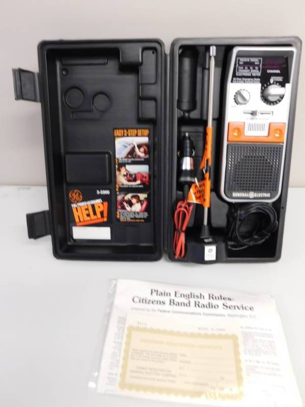 lot 91 image: GE Portable Band Radio