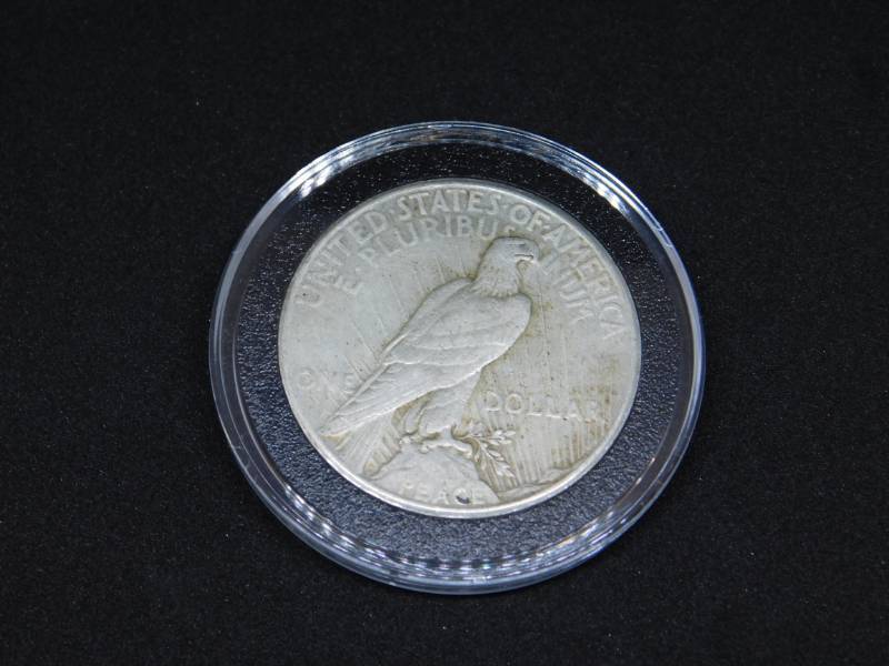 lot 26 image: 1925 Peace Silver Dollar Coin in Air-Tite Holder