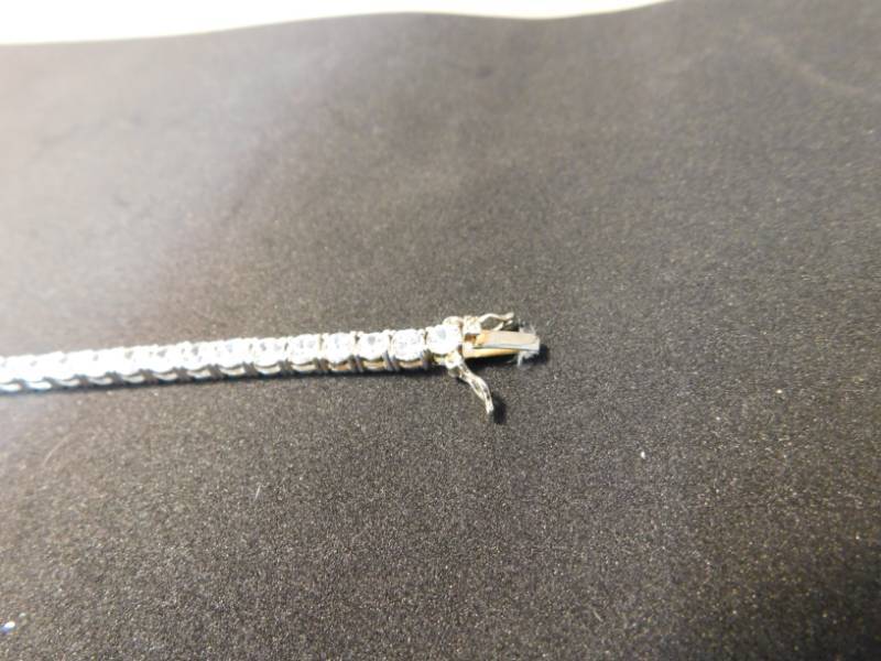 lot 99 image: 7 Bracelett