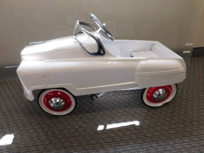 lot 121 image: Vintage White Metal Huskers Car
