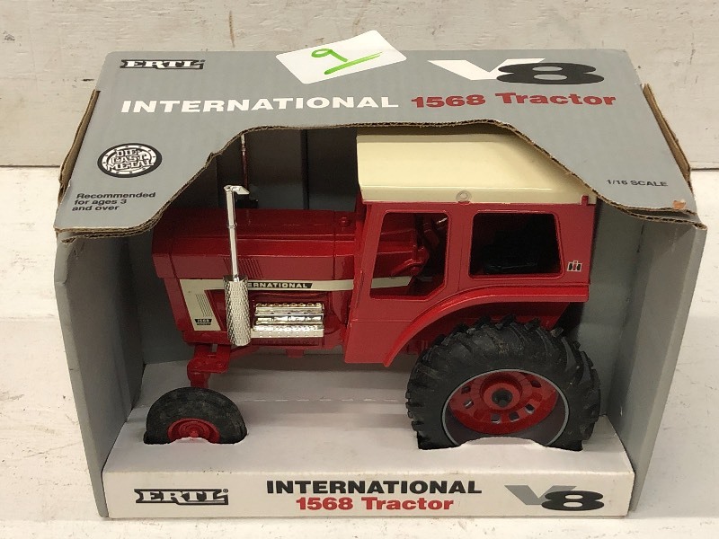 lot 9 image: International 1568 Tractor