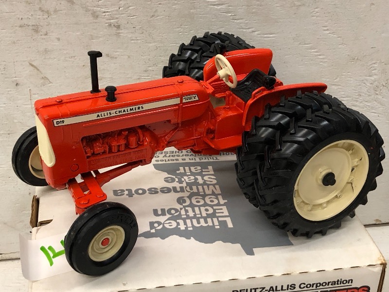 Allis Chalmers 1:16 Scale 1960's AC D17 Tractor Replica - ERTL