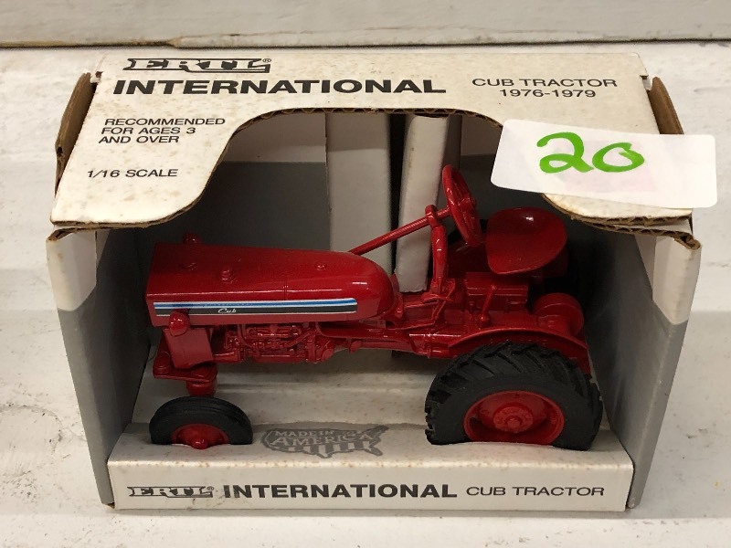 lot 20 image: International Cub 1976-1979 Tractor