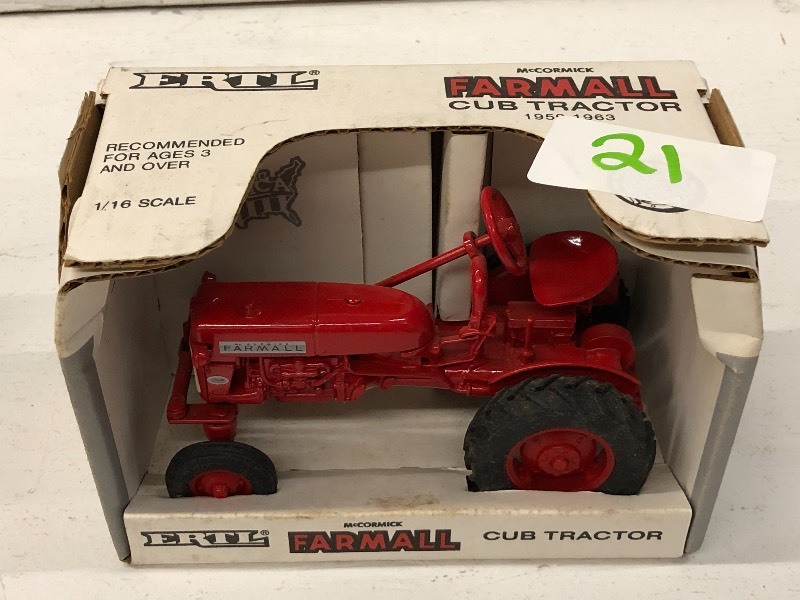 lot 21 image: Farmall Cub 1959-1963 Tractor