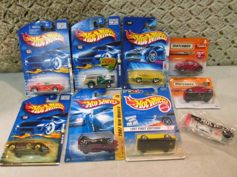 Lot of Hot Wheels and Matchbox Cars...
