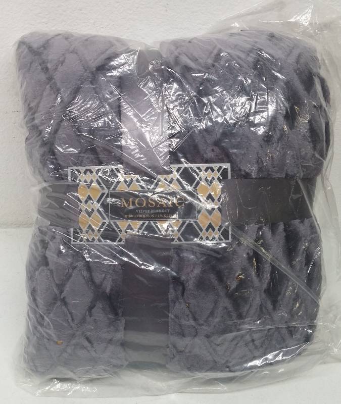 lot 29 image: Mosaic Velvet Blnket sz King in retail pkg