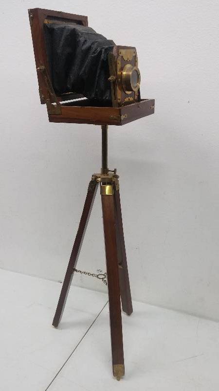 lot 5 image: Vintage Photo Box on Tri-pod