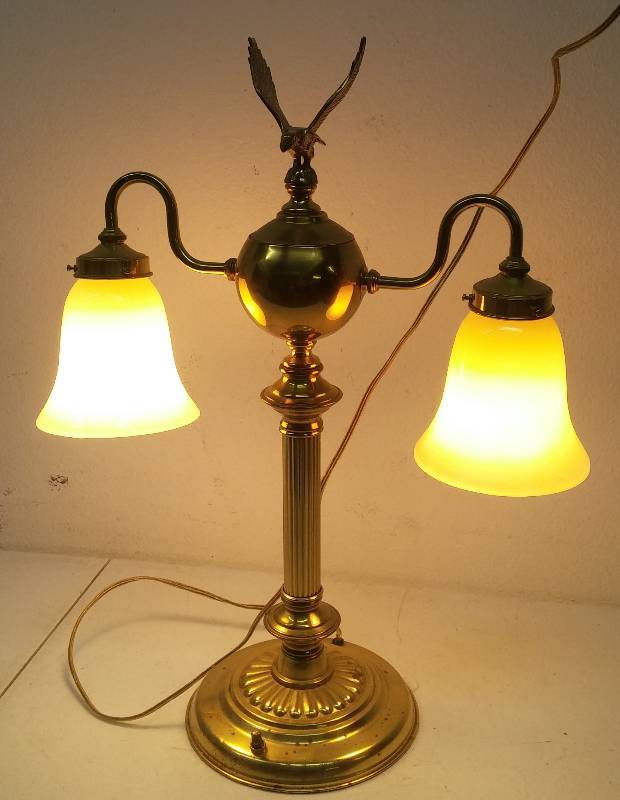 lot 46 image: Vintage Yellow Metal Desk Lamp with Eagle