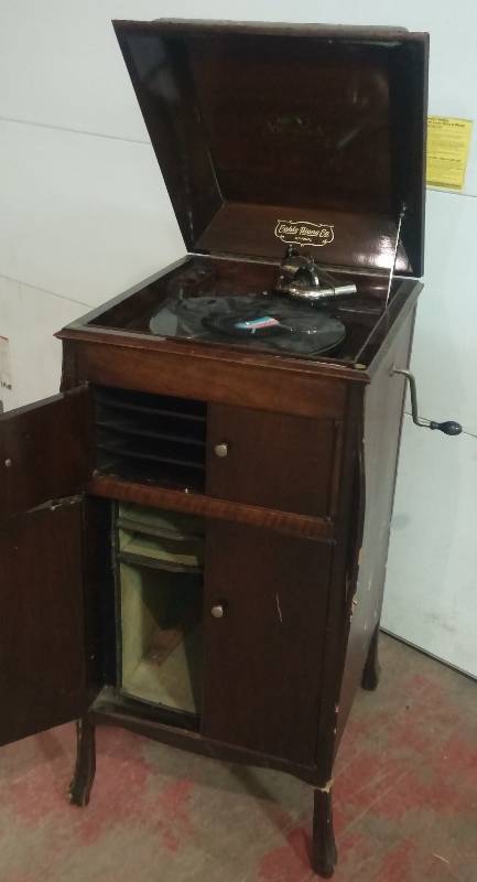 lot 55 image: Antique Victor Talking Machine