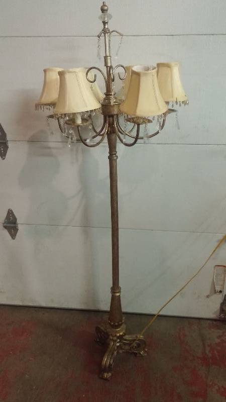 lot 57 image: Vintage Lamp