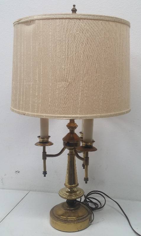 lot 60 image: Yellow Metal 3-lite Desk Lamp