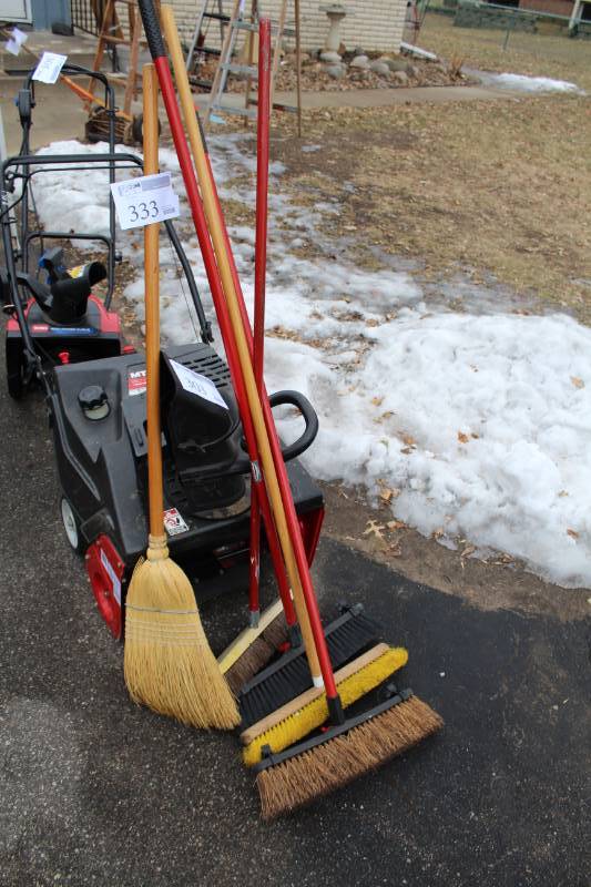 lot 333 image: Push Brooms