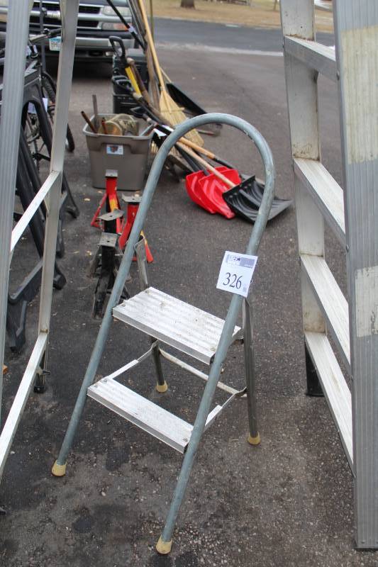 lot 326 image: 2-Step Folding Aluminum Step Ladder