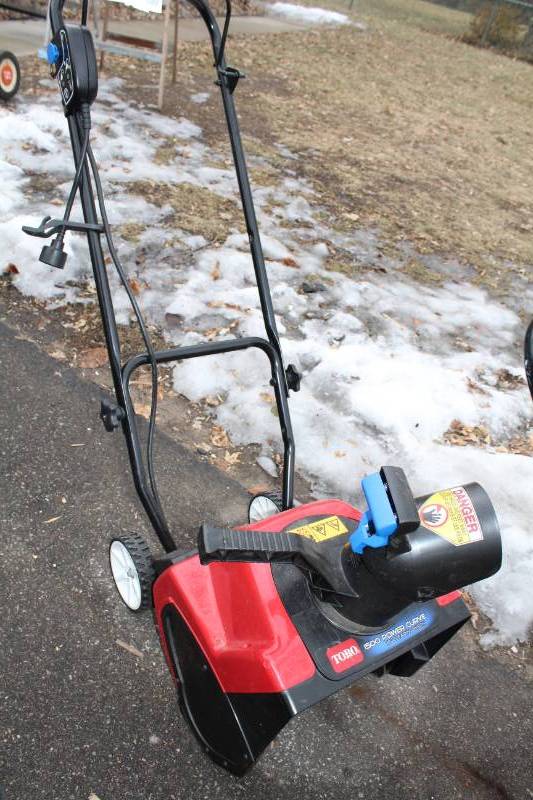 lot 304 image: Toro 1500 Power Curve 15-inch Cut Electric Snowblower