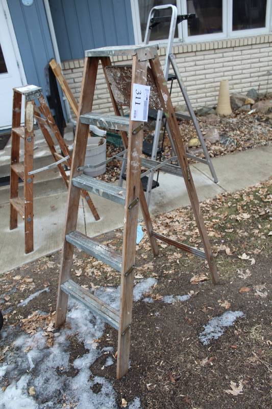 lot 311 image: 5ft. Wood Step Ladder