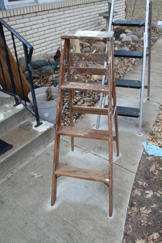 lot 309 image: 4ft. Wood Step Ladder