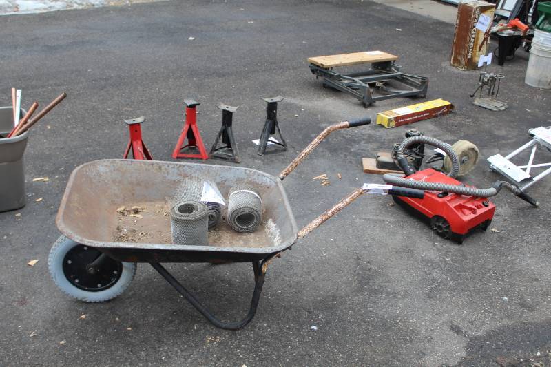 lot 319 image: Metal Wheelbarrow with Hard Rubber Wheel