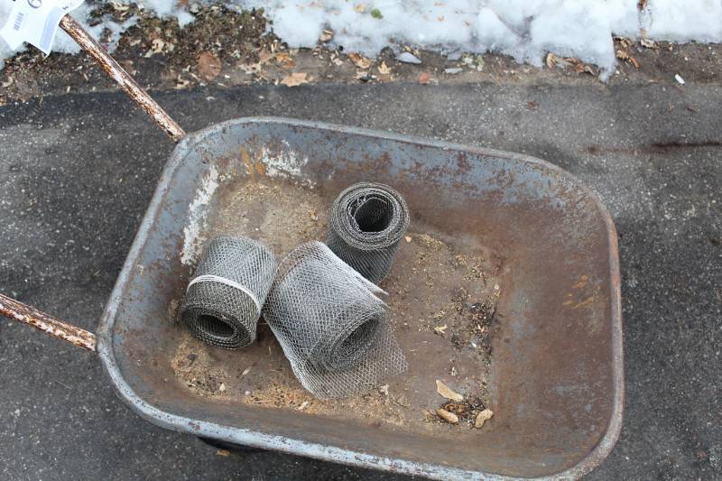 lot 335 image: Gutter Guards Screen