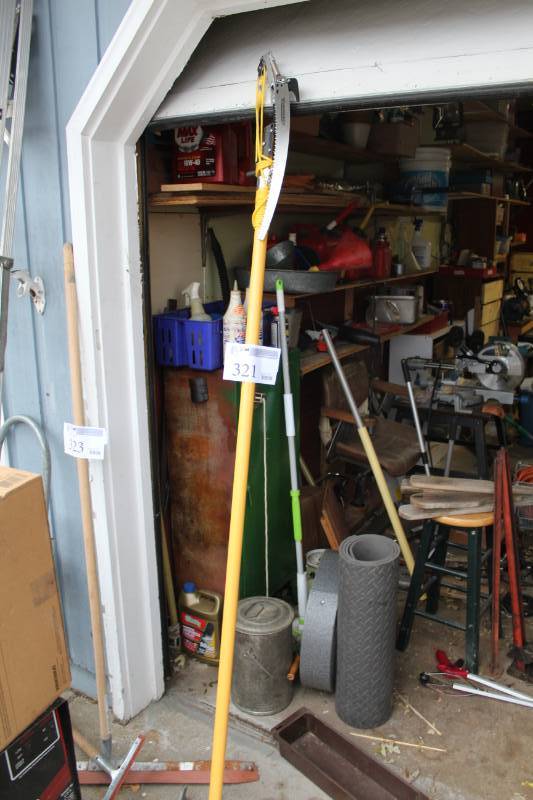 lot 321 image: Yardworks Pole Saw