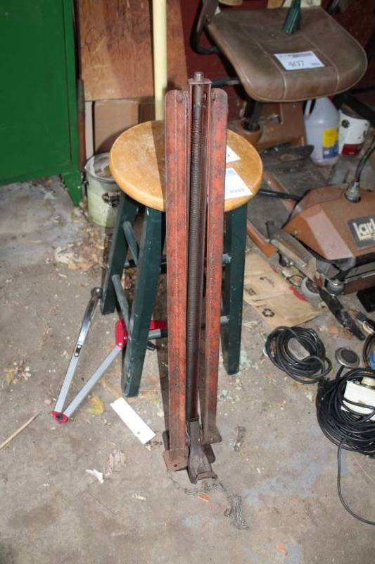 lot 411 image: Wall Jack
